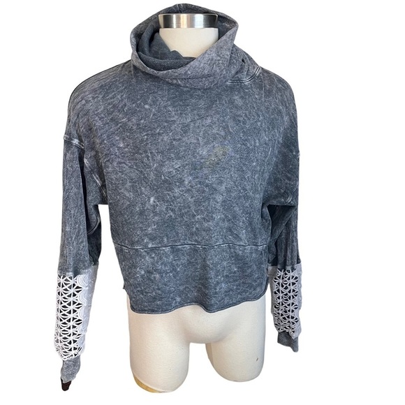 Gimmicks BKE Women Grey Acid Wash Cowl Neck Crochet Long Sleeve Sweater Sz Sm - Picture 1 of 12